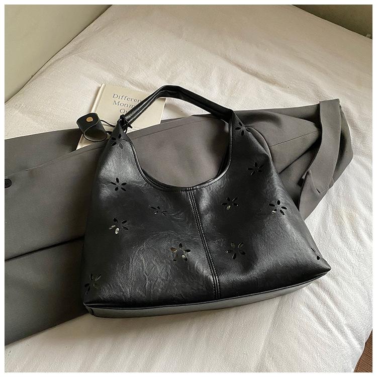 Large Capacity Underarm Bag Women's 2025 Autumn New Hollow Shoulder Women's Bag Fashion Underarm Bag Commuter Tote Bag