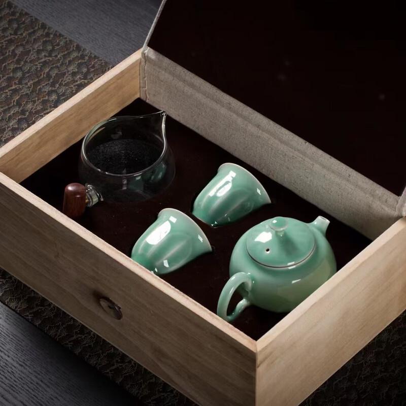 

Yi Hu De Green Lotus Clay Tea Set