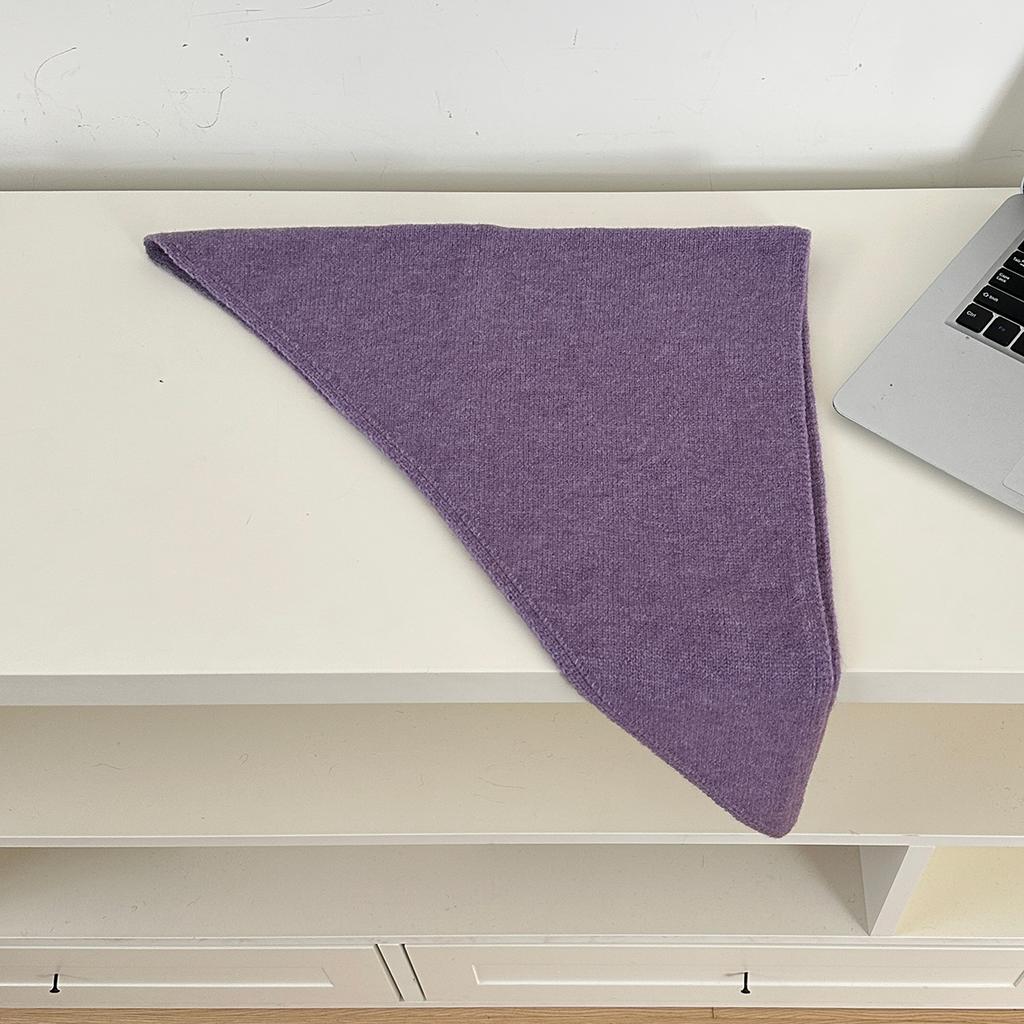 A Wool-Blend Flat Woven Triangular Scarf For Women Suitable For All Seasons For Decoration Pography And Travel Paired With A Small Headscarf