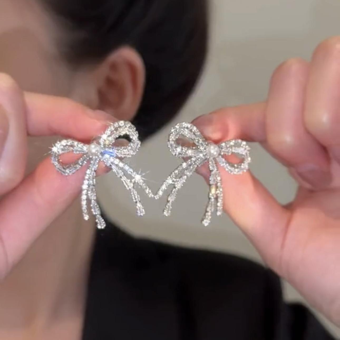 

Серьги-пусеты с двойным бантом, с бриллиантовым цирконом, темпераментные, изысканные серьги, модные серьги с высоким чувством стиля