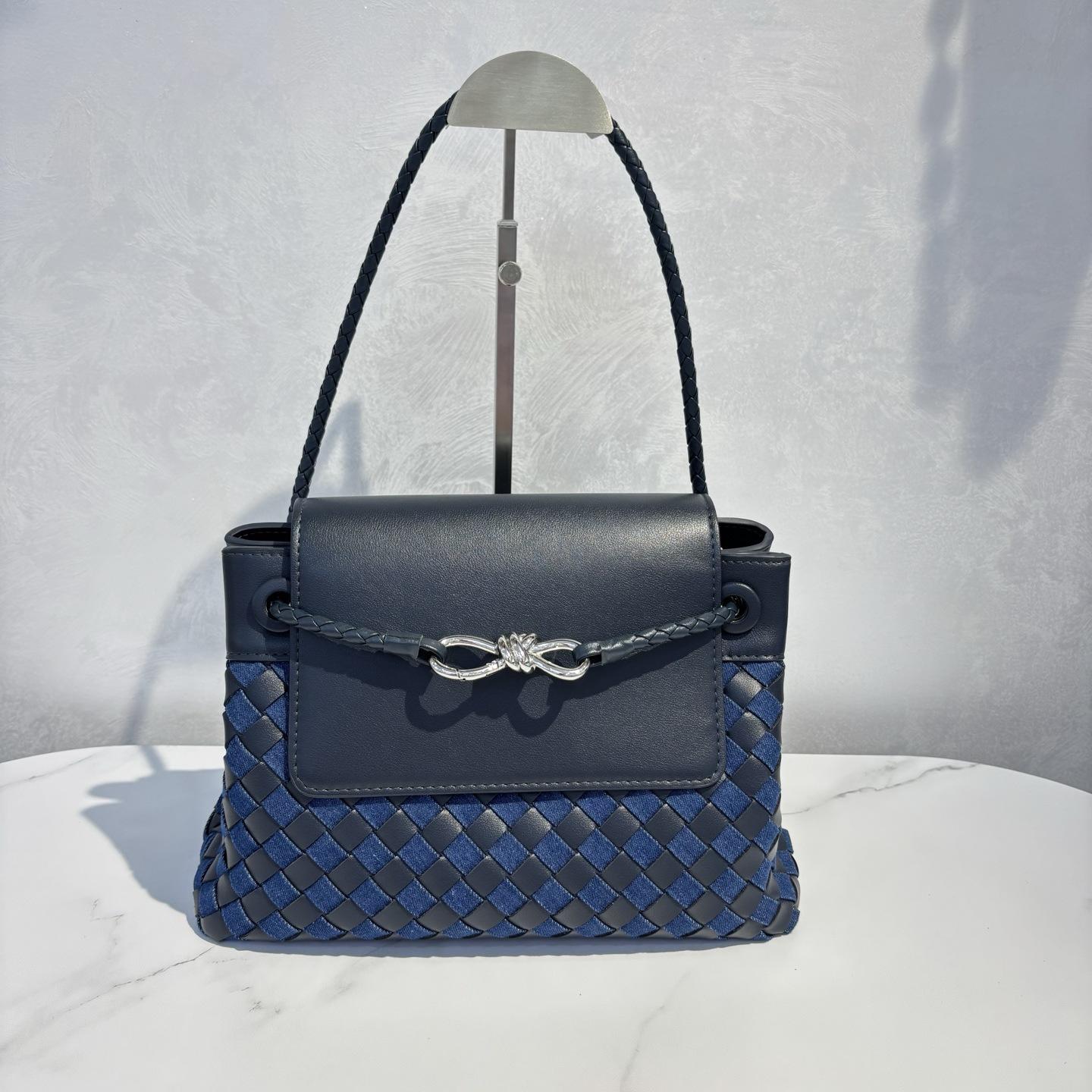 Grenzüberschreitende silberne Schmetterlingsschnalle Leder geflochtene Klapptasche Herren und Damen gleiche Handtasche Messenger Bag Pendler Messenger Bag 30*13*20cm white