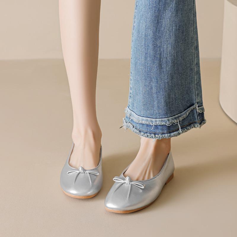 A Shallow-mouthed Single-shoe Girl Is Wearing Flat Soft-soled Grandma Shoes on One Foot
