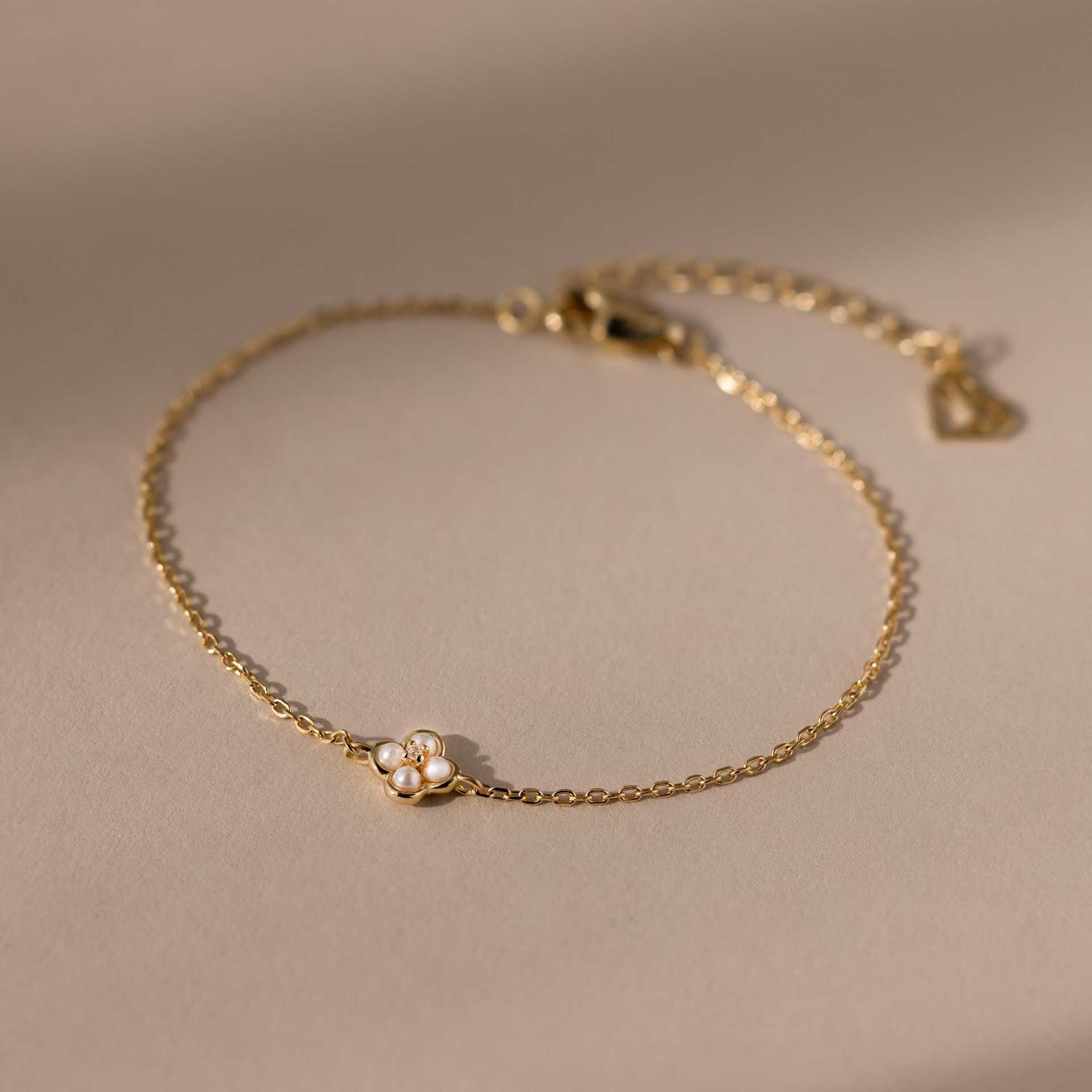 

Light Luxury Four-Leaf Clover Pearl Necklace Three-Dimensional Four-Petal Flower Shape Gentle And Simple Versatile Bracelet Women