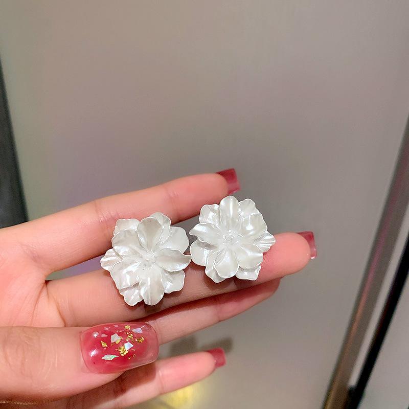 

Sweet and elegant flower heart earrings, niche fashion, artistic style earrings, personalized and versatile earrings, Valentine s Day gift
