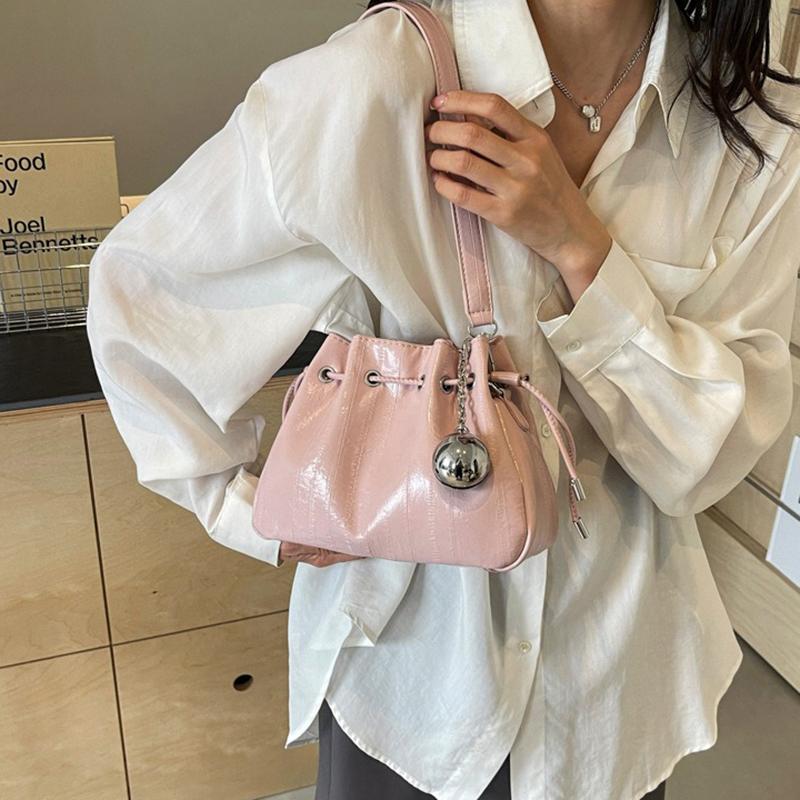 2024 New Work Bag Women's Pleated Crossbody Bag Summer Design Shoulder Bag Bucket Bag