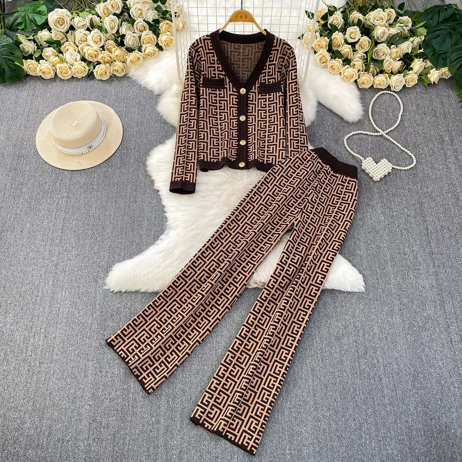 

Autumn Winter Women Designer Houndstooth Knitted Sweater Two Piece Trouser Set V-neck Metal Button Cardigans Tops and Elastic Waist Pant Suit one size коричневий