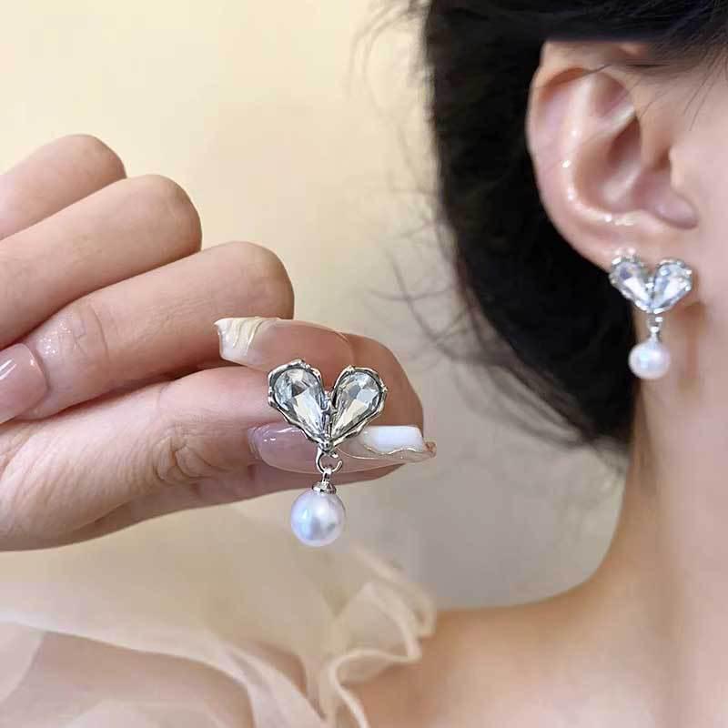 Koreanischer Stil Nicht-Piercing Ohrclip mit langem Quaste, Perlmutt Schmetterlings Design für Damen - High-End, Coole Mode.