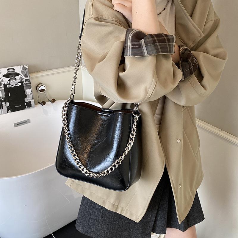 Premium retro bag women's 2025 new trendy fashion texture shoulder underarm bag commuter messenger bucket bag