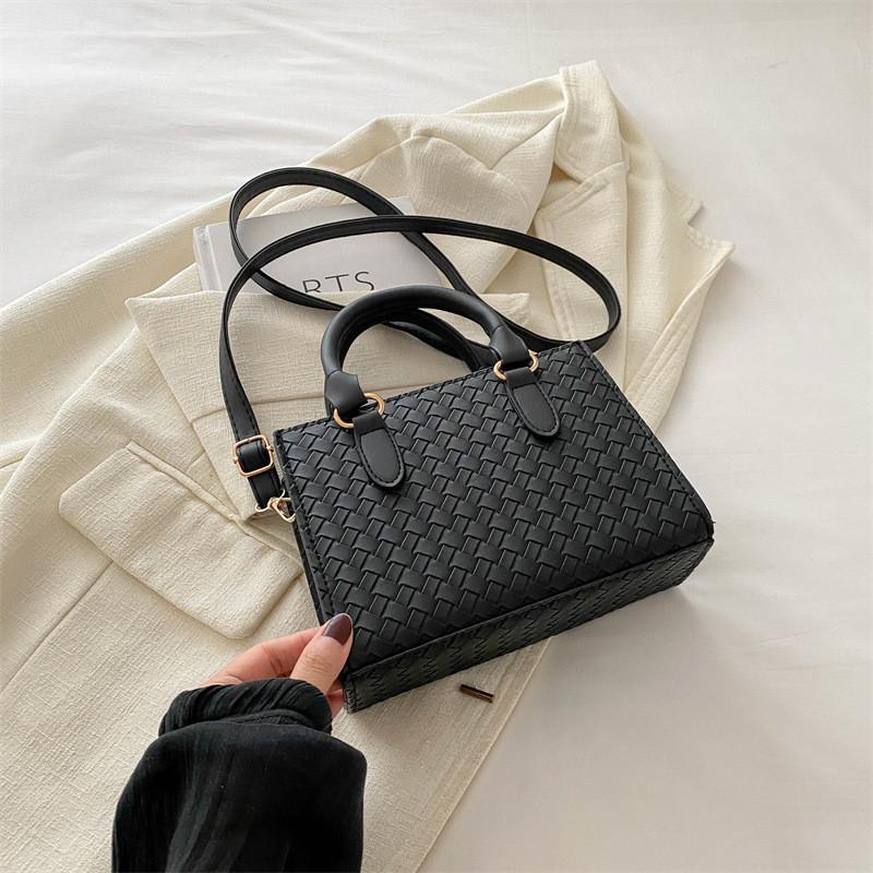 Stylish Retro Large Capacity Woven Shoulder Bag For Women With Zipper Closure