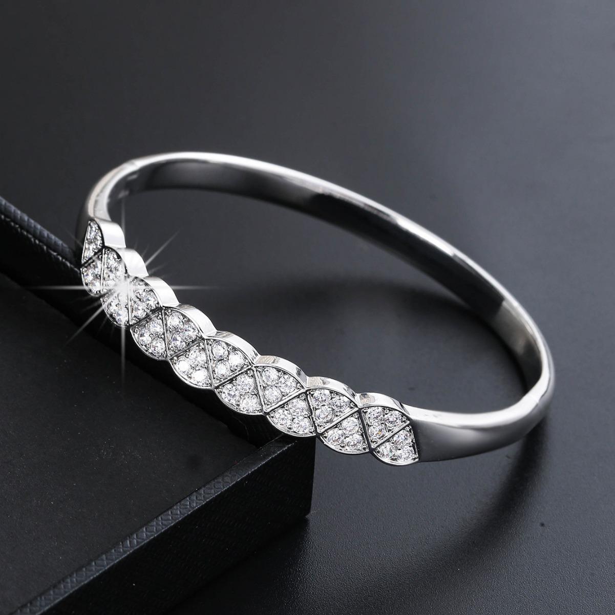 

Новый простой модный молодежный креативный поворотный дизайн с микро инкрустацией цирконом в деловом стиле на каждый день глянцевый браслет «Джокер» серебряный
