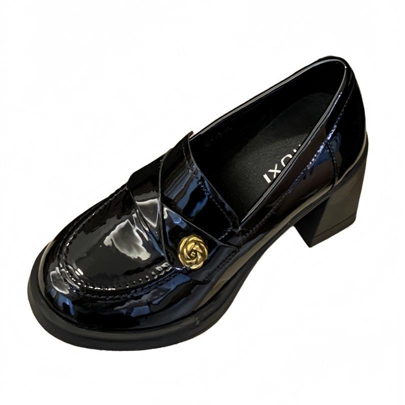 Black small man with heightened platform loafers, high thick heel single shoes, commuting with one foot and small leather shoes.