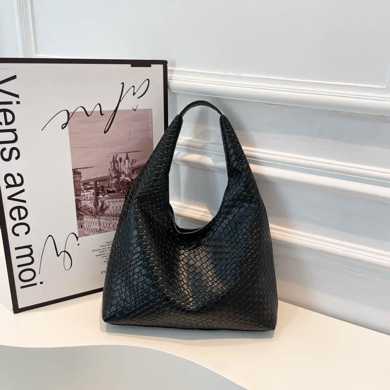 Premium sense large capacity armpit bag new casual fashion atmosphere shoulder bag retro commuter tote bag women