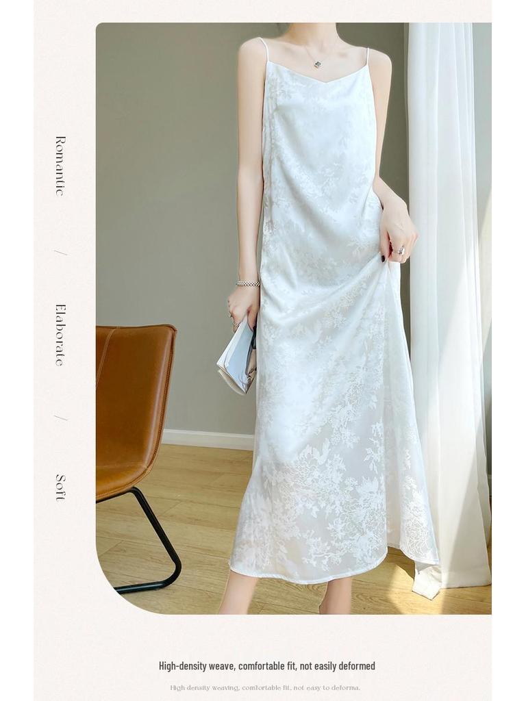 Robe Satin Jacquard à Col V et Bretelles Spaghetti pour Femme - Amincissante, Design Français Haut de Gamme pour Printemps/Été