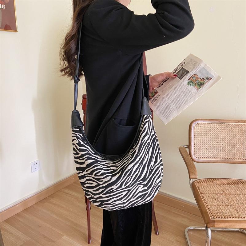 011 zebra pattern messenger bag women's dumpling bag new fashion student large capacity versatile canvas bag