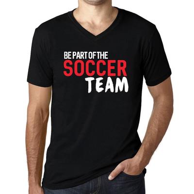 Vintage-T-Shirt für Herren, grafisches T-Shirt mit V-Ausschnitt, seien Sie Teil der Fußballmannschaft, tiefschwarzer weißer Text