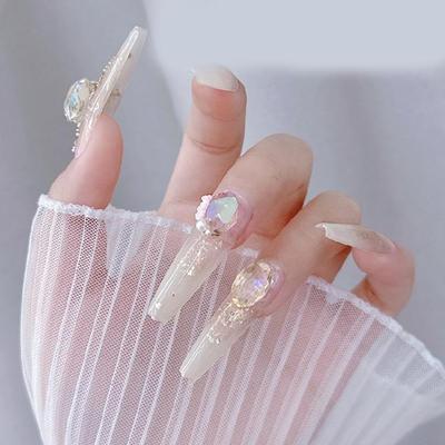 Nail art – Strass e decorazioni per unghie