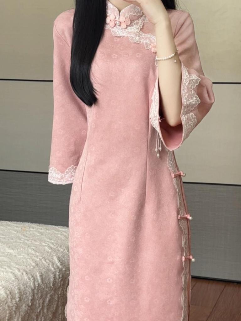 2025 Herbst/Winter Retro Matcha Chenille Cheongsam mit Wildleder-Samt und umgekehrten weiten Ärmeln