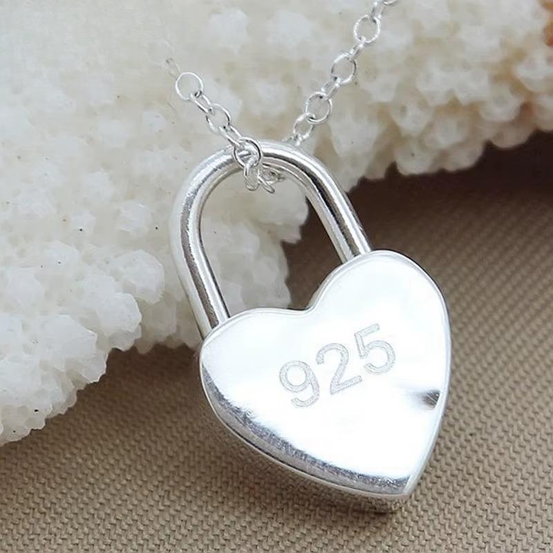 A square/heart shaped lock pendant necklace, suitable for women's wedding engagement daily gift heart shaped lock pendant necklace