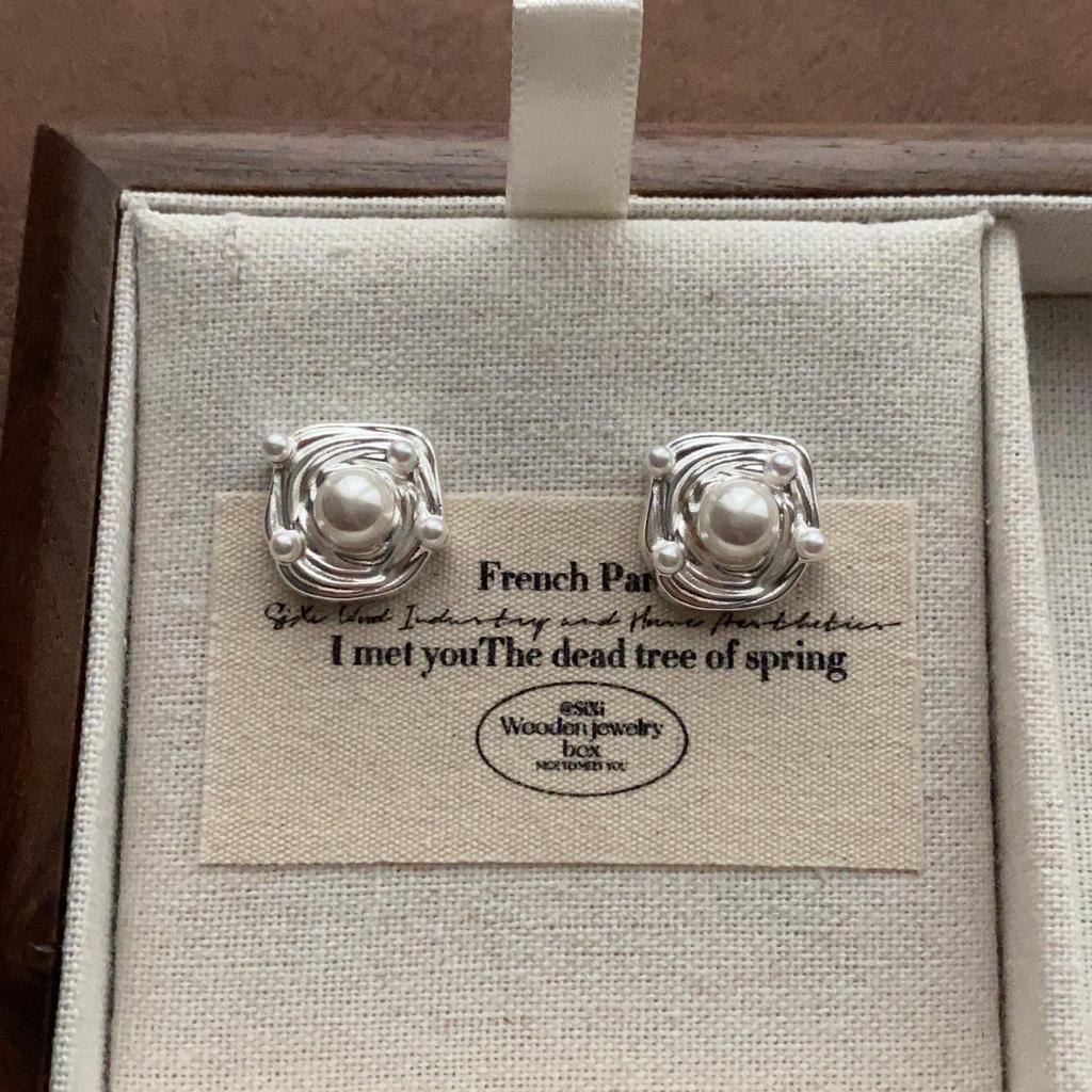 "Vintage Creamy Yellow Starfish Ear Clips: Elegant and Cute, Piercing-Free Sea Star Earrings"