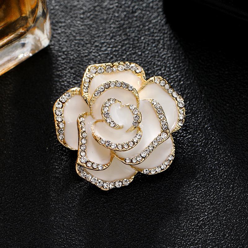 Nouvelle Broche Camélia Cristal Broche Femme Tempérament Haut de Gamme Broche Épingle Luxe Boucle Foulard en Soie Accessoires de Costume