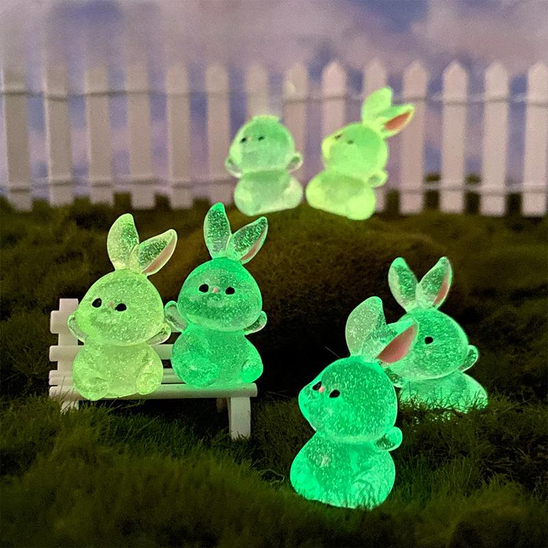 Im Dunkeln leuchtende Kaninchen-Harzdekoration Mikro-Landschaftsgartenbau Schreibtisch Auto Cartoon Niedliche leuchtende Kaninchen-Dekorationsaccessoires