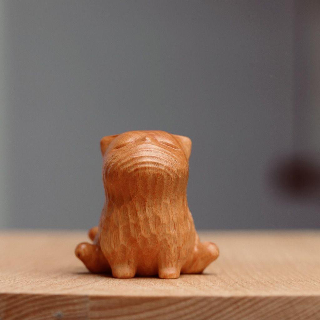 Cypress Wood Carving: Arrogant Cat Ornament – Cute Animal Design with Childlike Charm for Cultural Display