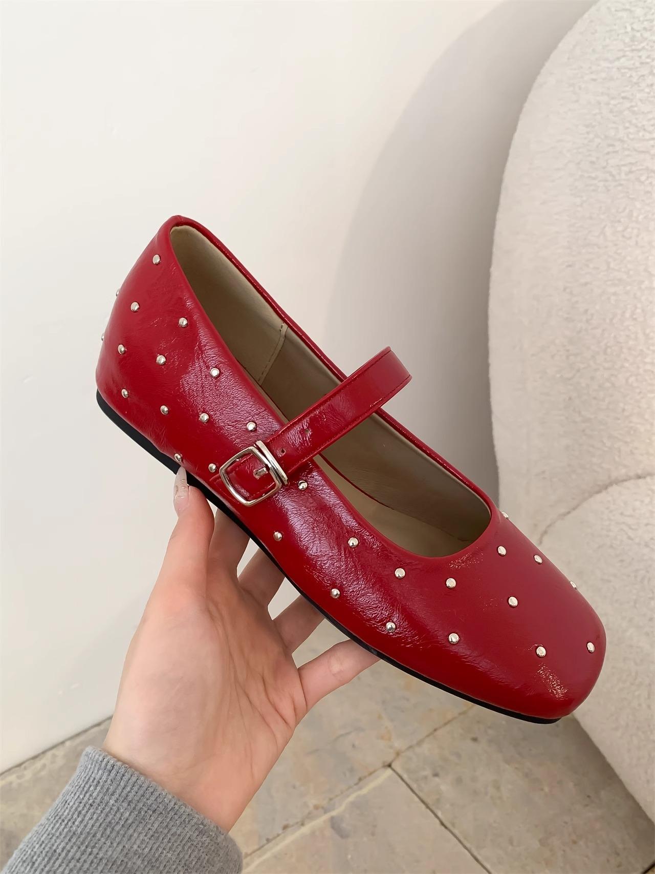 

Весна 2025 года, новые корейские ретро-балетки с заклепками, квадратная обувь на плоской подошве, односложная пряжка, универсальные туфли Мэри Джейн 40 красный