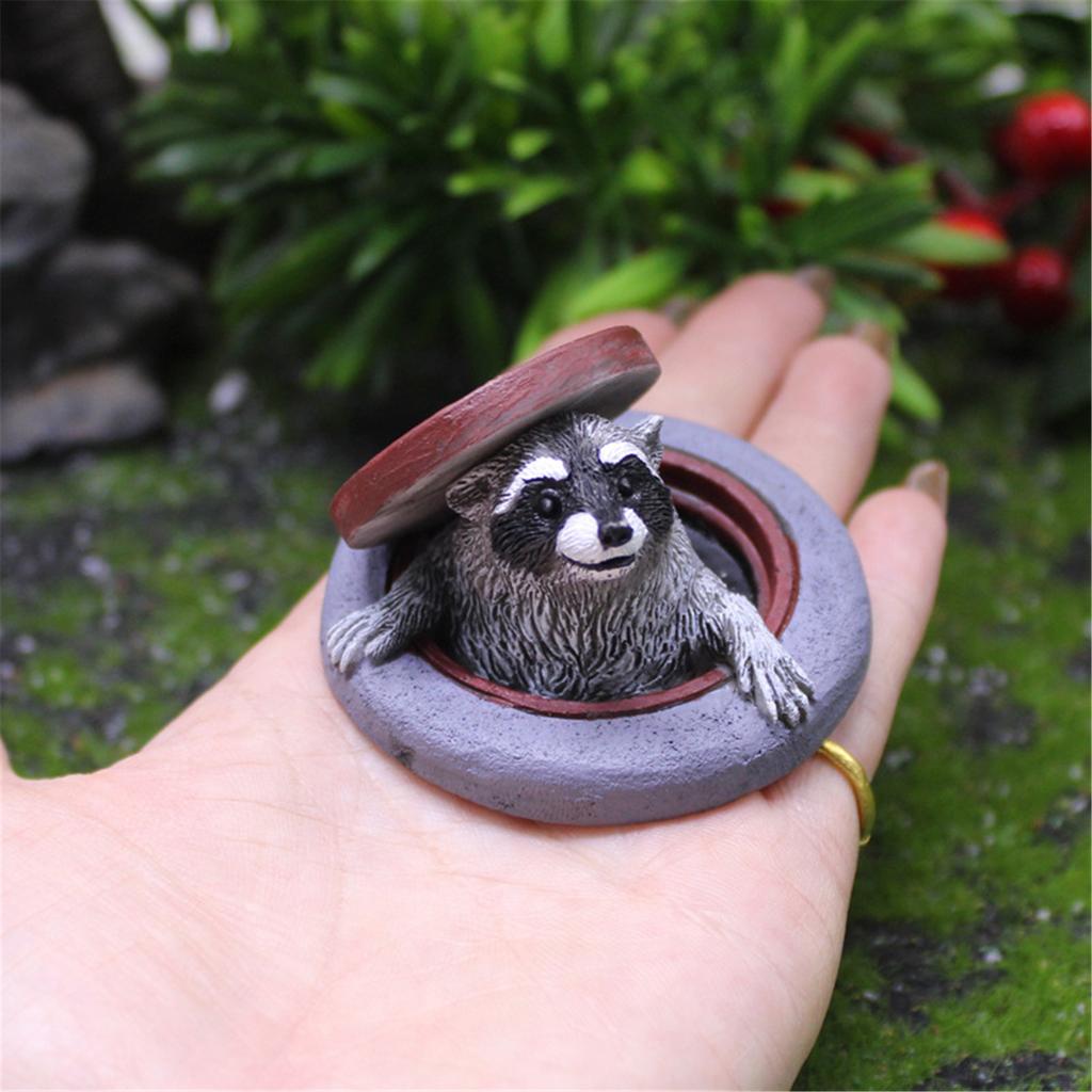 Funny Manhole Cover Raccoons Miniature Sculpture Decorative Resins Figurine Ornament for Home Garden Landscape Decors
