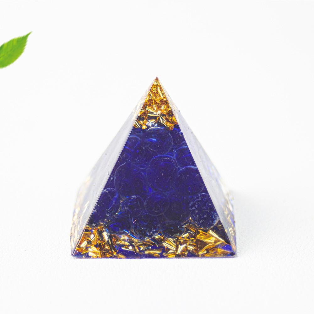 Figurka pyramidy z křišťálové pryskyřice s přírodními krystaly ve tvaru kapky vody pro darování a domácí dekoraci