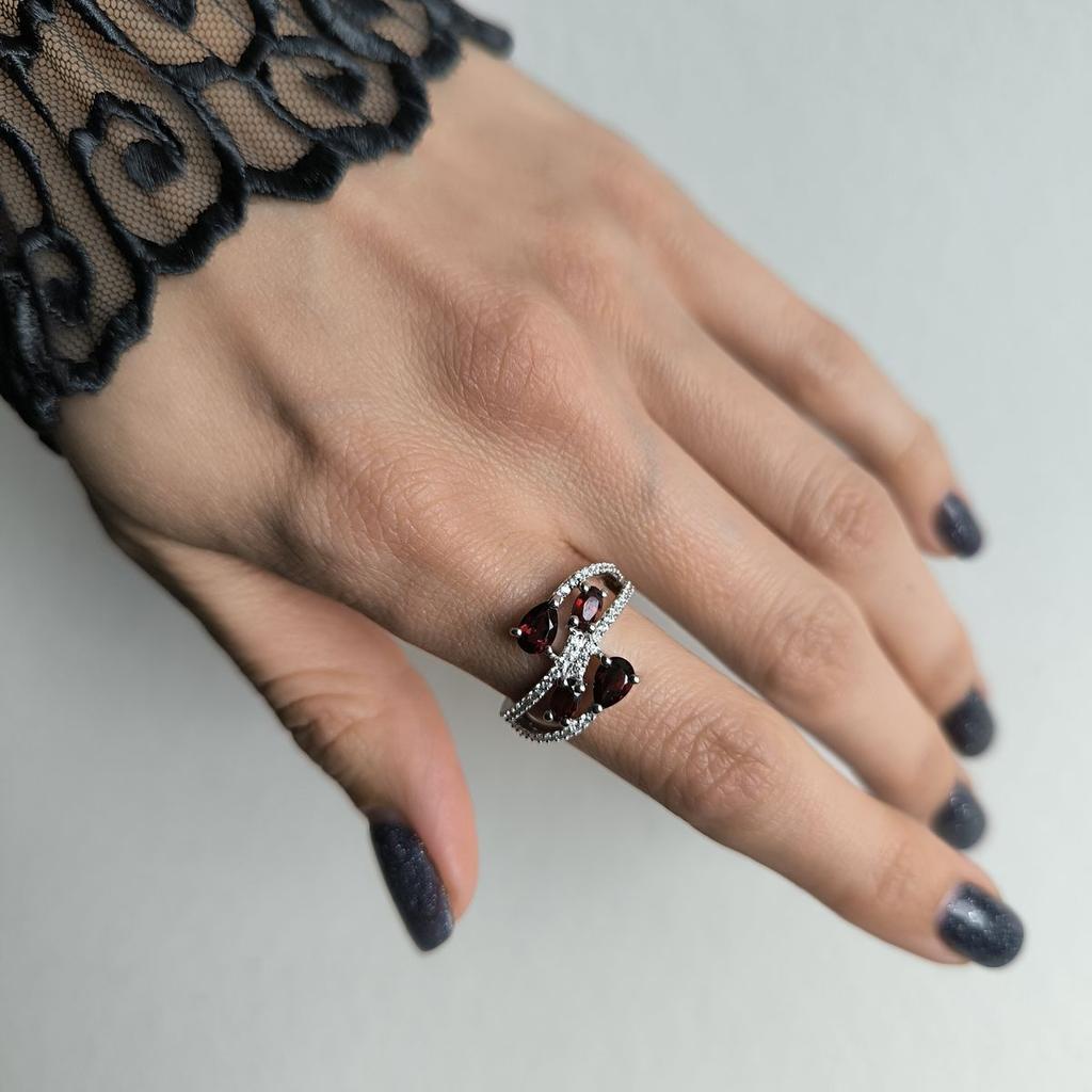 Srebrny pierścionek z naturalnym granatem 2,325 ct, waga wyrobu 3,4 g (2182023)