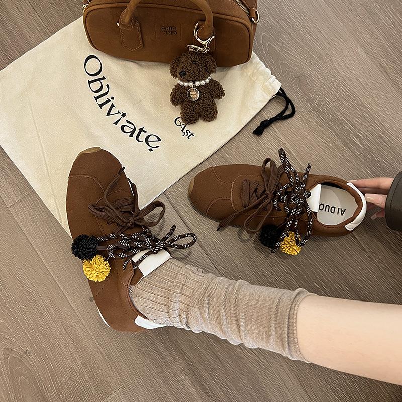 Early Autumn Relaxation Feeling Moral Training Shoes Women's Ins~ Tide 2025 Retro Inner Height Increase Hairball Pendant Fleece Casual Sports Shoes