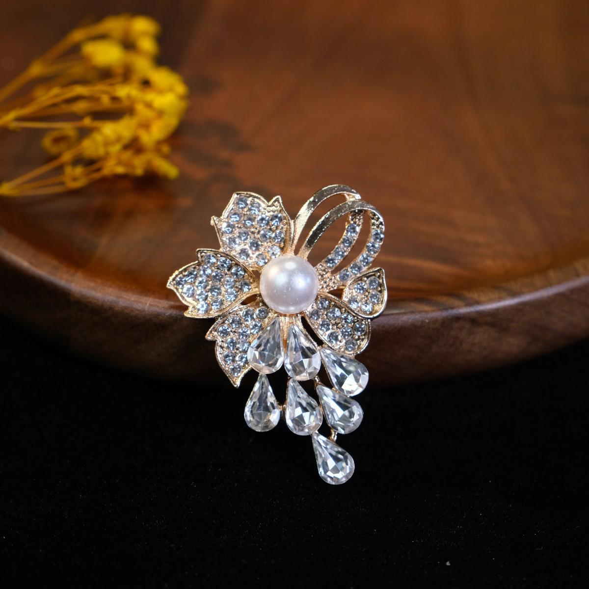 

Elegant European & American Rhinestone Flower Brooch, Anti-Exposure Pin, Women s Fashion Crystal Clothing Accessory