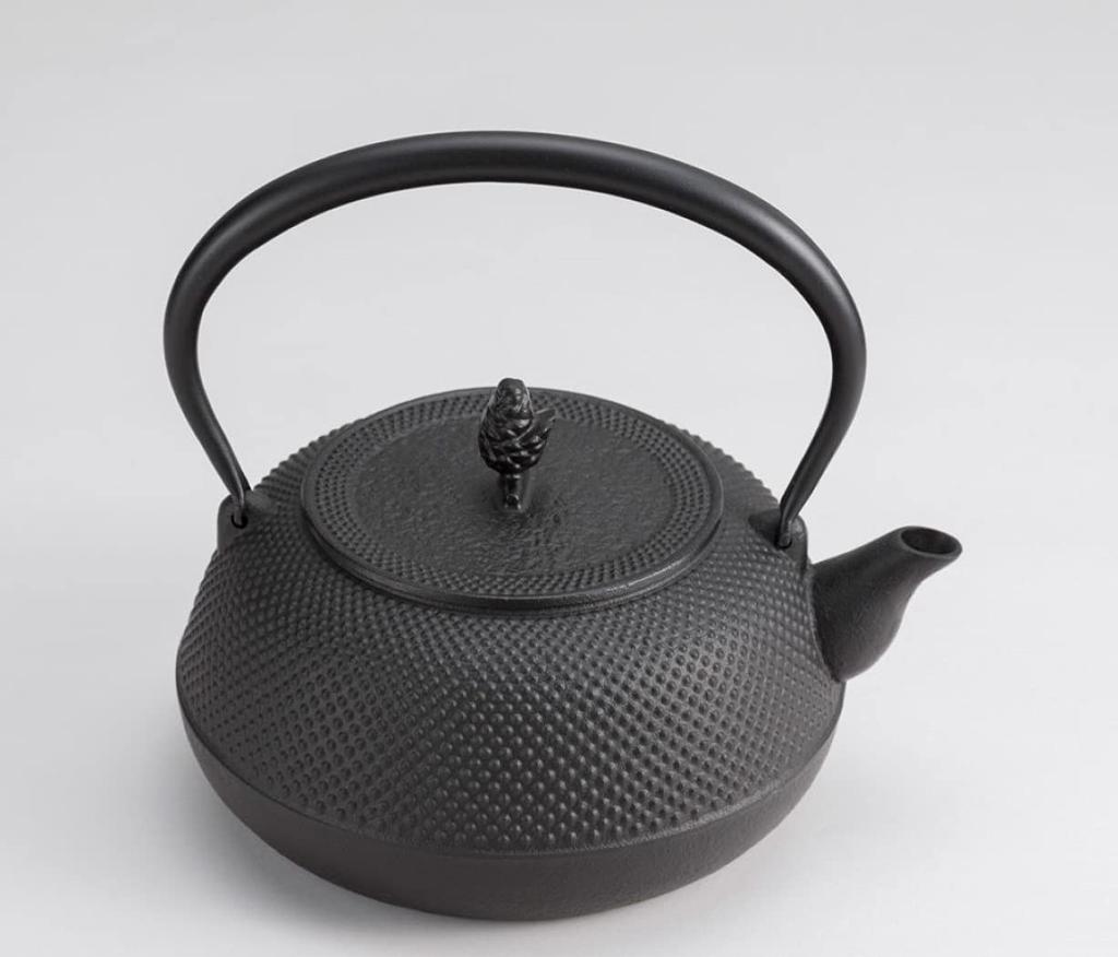 Iwachu Iron Kettle, 18-inch, Round and Flat, IH Compatible, Black Finish (Kamayaki), 1.7L, Nanbu Ironware, 11721
