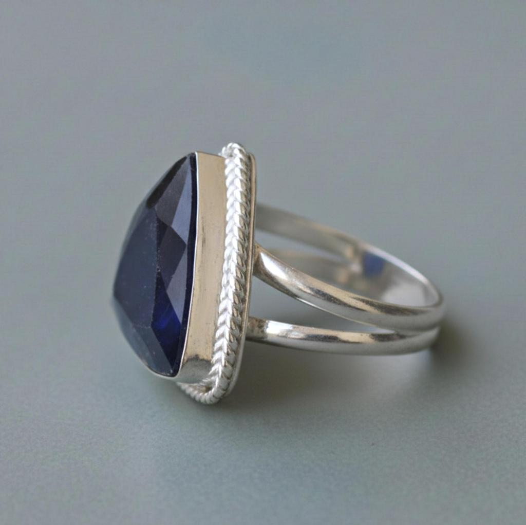 Anello con Zaffiro Blu Trilliante, Anello in Argento Sterling 925, Anello Minimalista Statement Fatto a Mano, Anello di Promessa per Donne