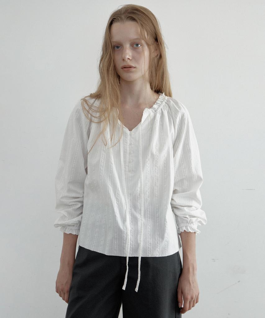 TOAVE Scalloped Shirring Blouse (Ivory)