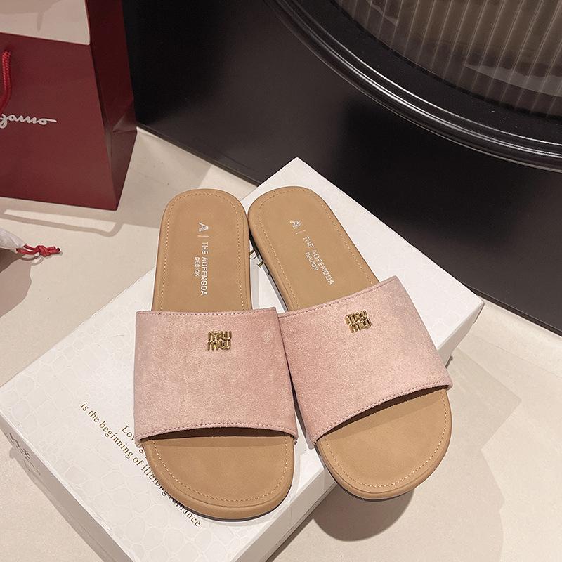 French Xiaoxiangfeng flat-bottomed cool slippers women's 2025 summer new casual versatile beach wear one-word cool slippers