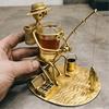 Suport pentru pahar de vin Pescar Sculptură Pescar din Metal Lucrat Manual cu Suport pentru Pahar Mic Încorporat Suport Amuzant pentru Băuturi pentru Decorul Biroului Tatălui