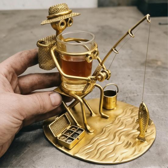 Suport pentru pahar de vin Pescar Sculptură Pescar din Metal Lucrat Manual cu Suport pentru Pahar Mic Încorporat Suport Amuzant pentru Băuturi pentru Decorul Biroului Tatălui