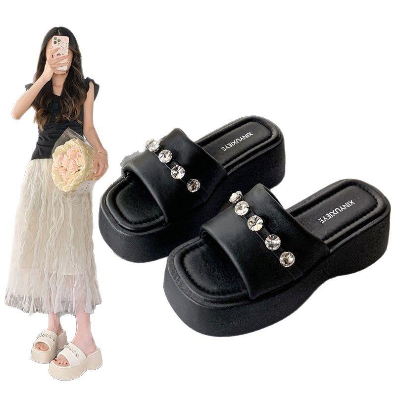 In the summer of 2025, the new thick-soled one-word cool slippers wear rhinestone slippers with skirts and beach shoes for women