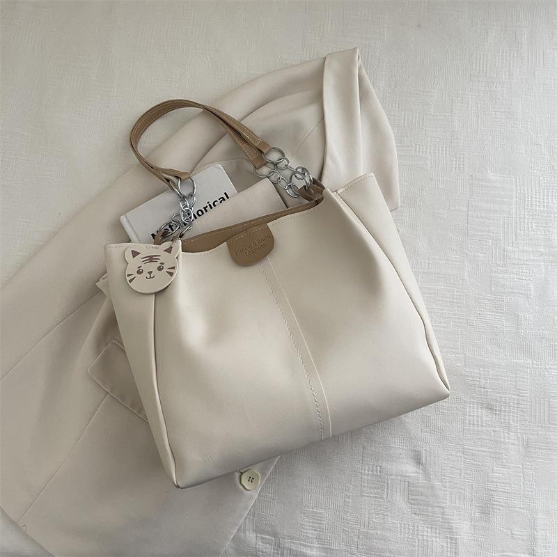 

Premium textured bag women s large capacity 2025 new winter versatile shoulder bag popular class commuter tote bag хаки