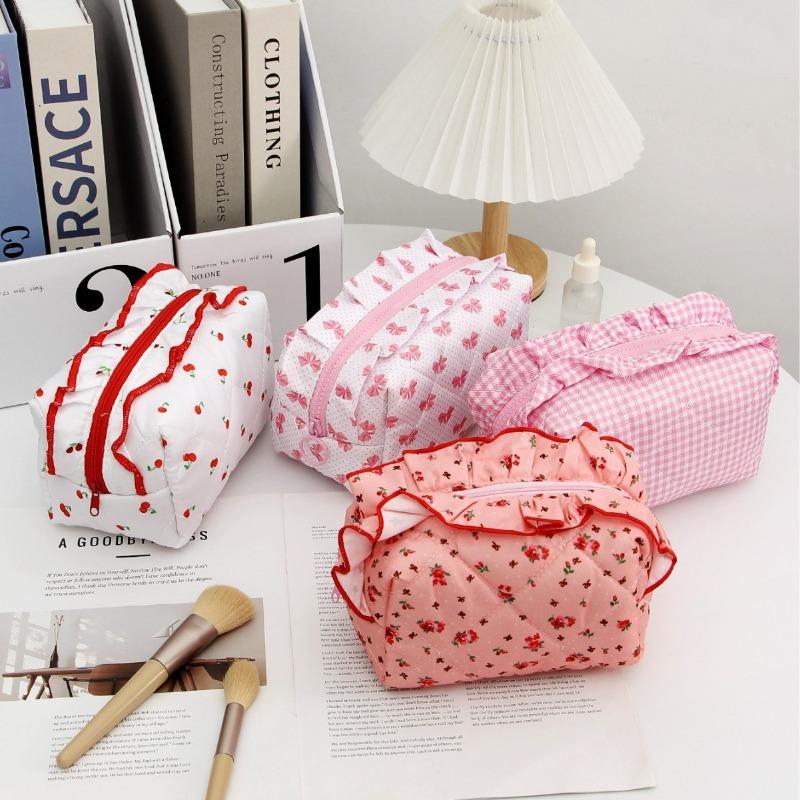 Floral Makeup Bag with Lace Trim  Large Capacity Quilted Cosmetic Toiletry Organizer Case Travel Portable Cosmetic Pouch