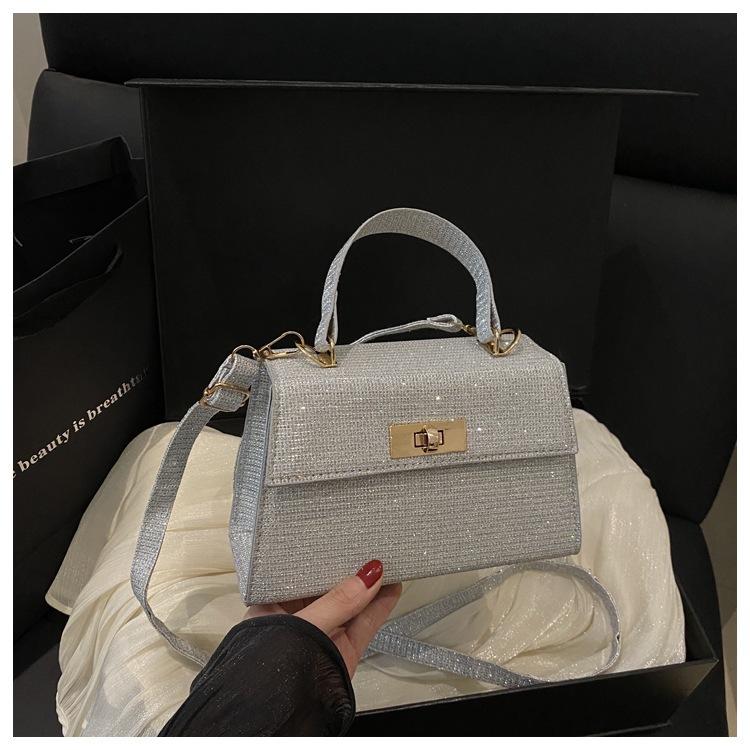 

Портативный замок-переносник маленькая квадратная сумка женская 2025 новый летний тренд простая наплечная сумка-мессенджер серебряный