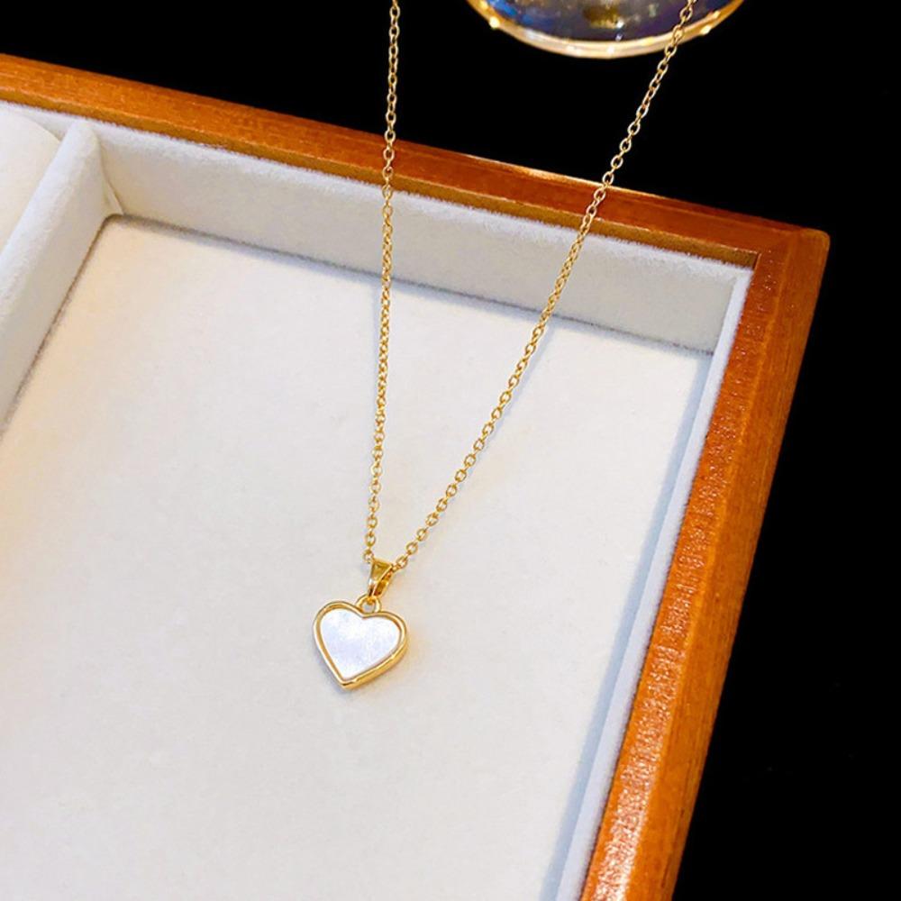 2026 Colar com Pingente de Coração de Acrílico Branco Minimalista - Corrente Elegante Banhada a Ouro para Clavícula Feminina Joias Diárias