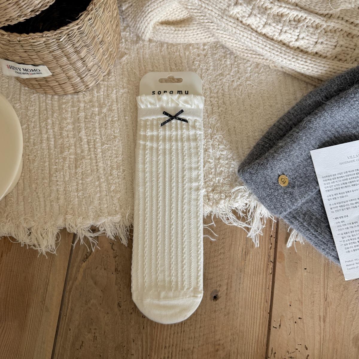 

Ladies Spring and Autumn All Kinds of Bow Broken Flower Boneless Tube Pile Socks 1 pair