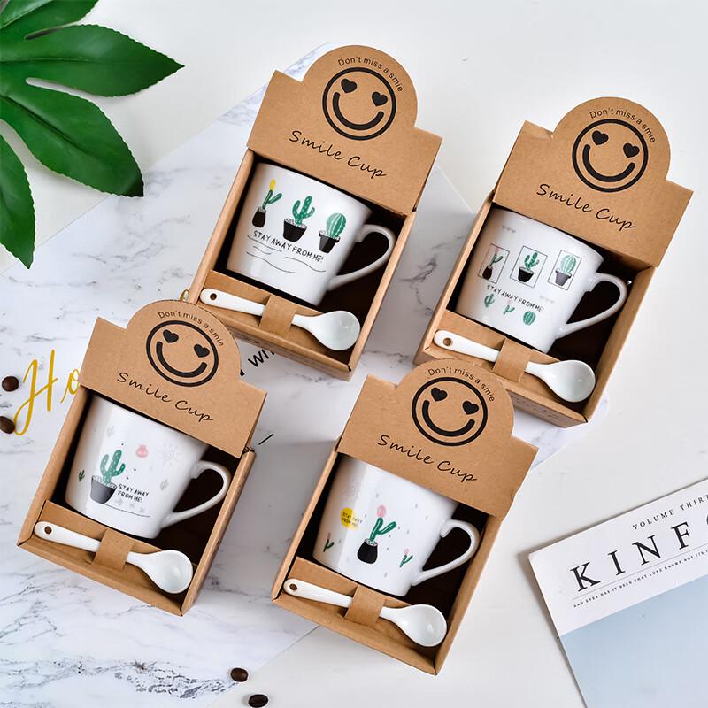 Keramikbecher mit Cartoon-Motiv und Löffel