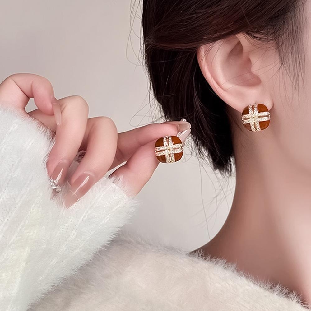 Silver Needle Clover Stud Earrings: Retro Hong Kong Style, Elegant and Fashionable Women's Luxury Jewelry.