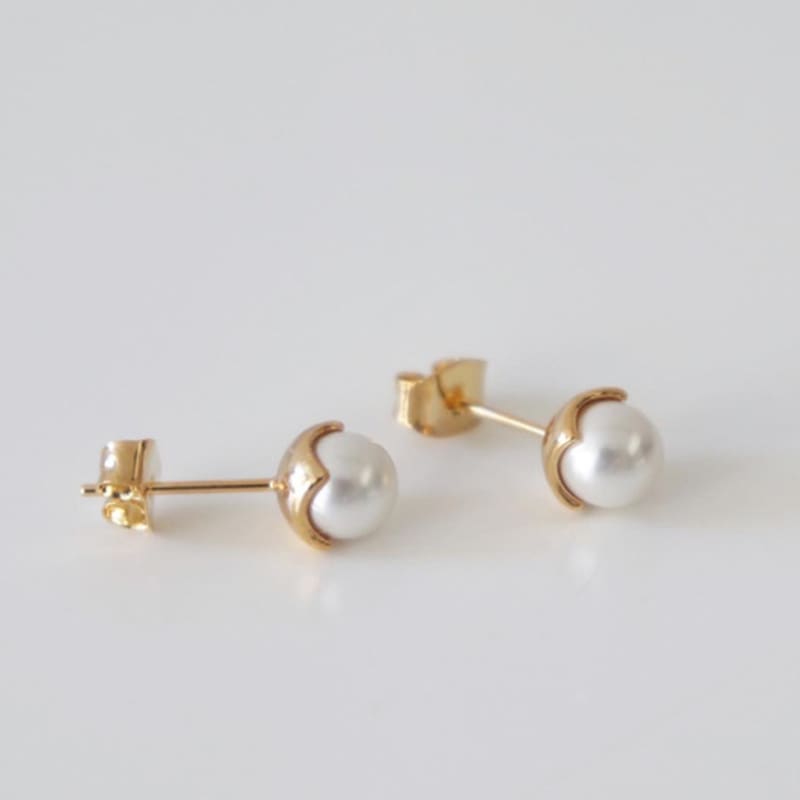 ELYONA ELYONA Lätta Bakre Pärlörhängen 6 mm (Guld/Silver)