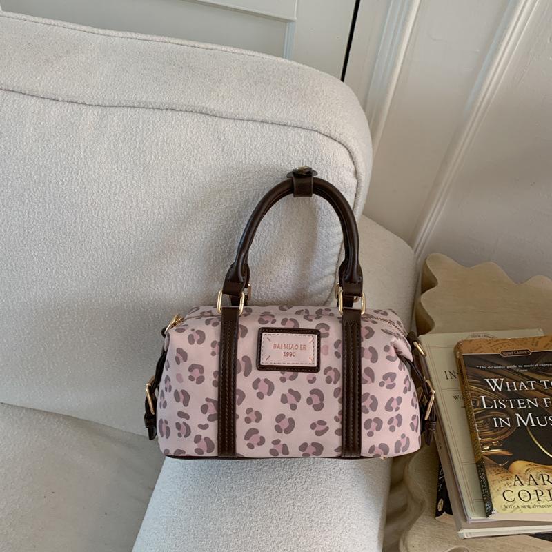 

Корейская версия нишевой сумки с леопардовым принтом женская 2025 осень новая ретро сумка-мессенджер модная и простая портативная сумка-подушка розовый