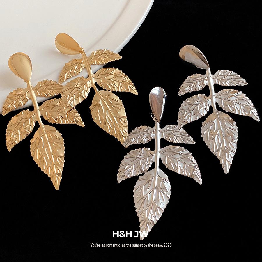 European and American Silver Needle Metal Pleated Leaf Pendant Earrings Fashionable Simple Stud Earrings Light Luxury High-end Earrings Women
