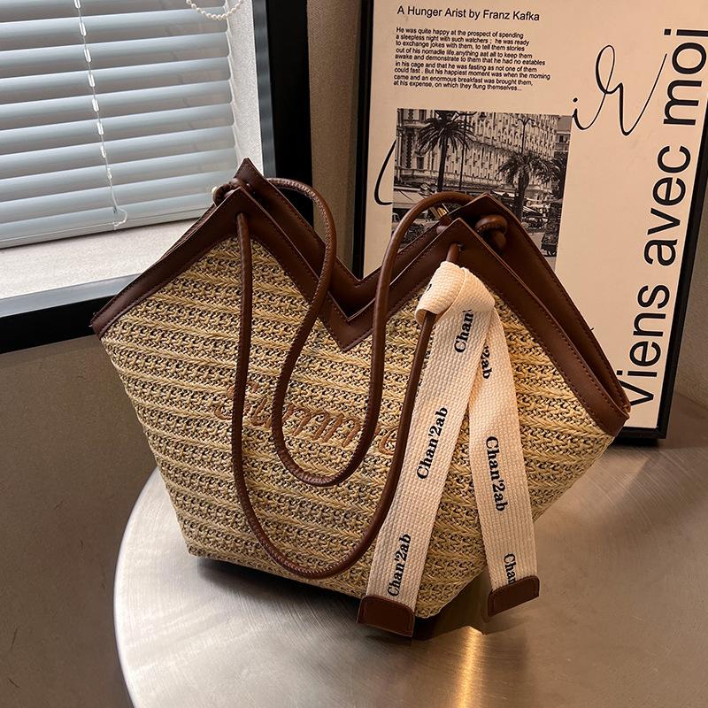 Straw Bag Women's Large Capacity 2025 New Summer Versatile Shoulder Woven Bag Texture Popular Tote Bag